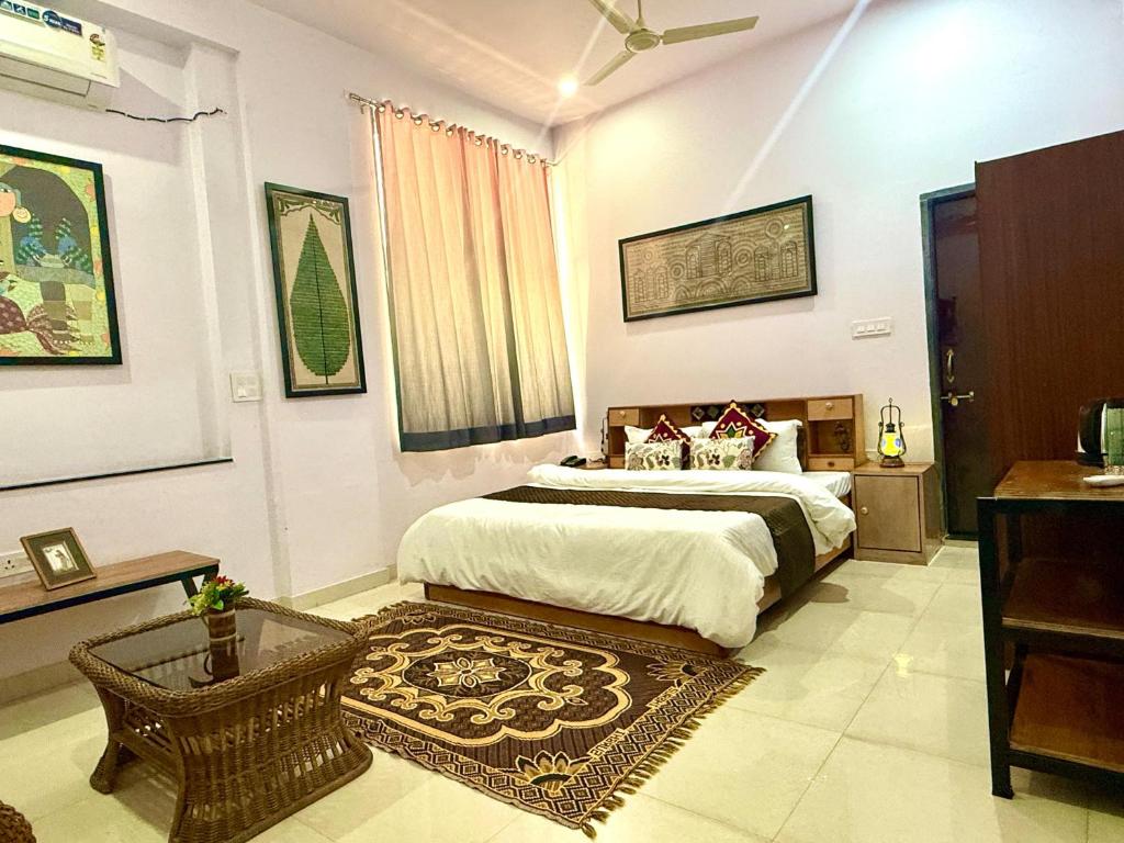 un dormitorio con una cama grande en una habitación en GAJAPATI by Modern Haven, en Jāmb