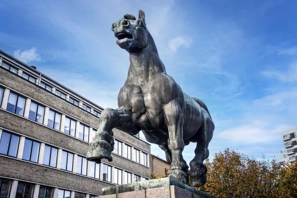 a statue of a horse in front of a building at Slotsgaarden ved Hesten in Randers