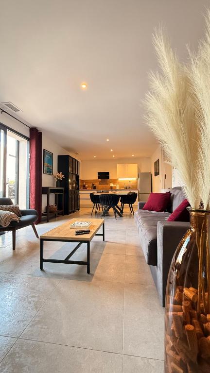 un salon avec un canapé et une table dans l'établissement Résidence Collioure le Haut, à Collioure