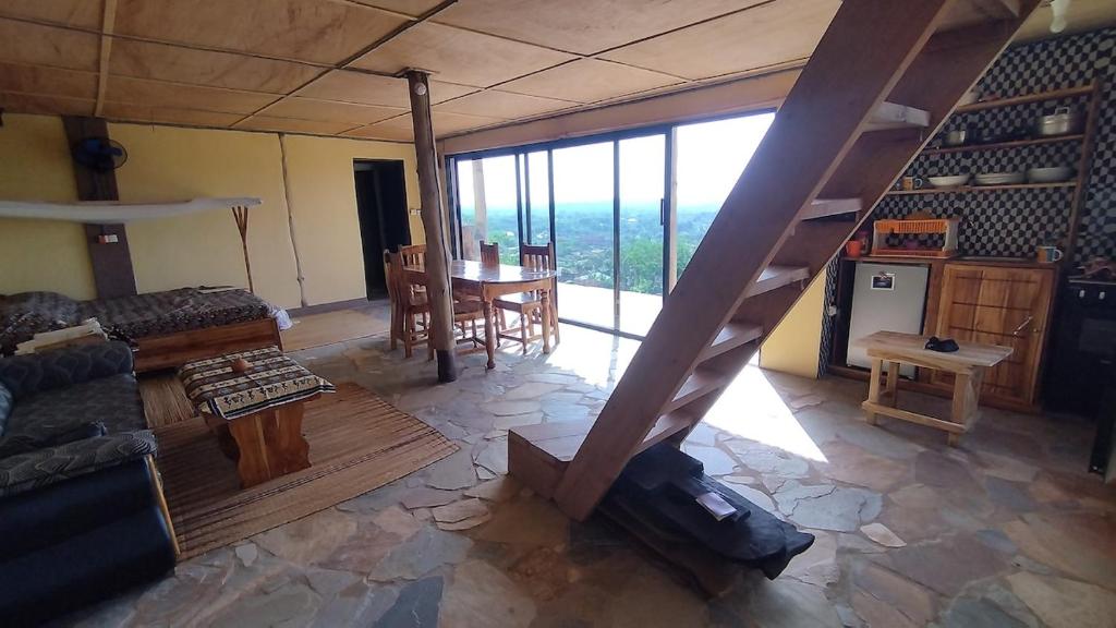 vista aerea su un soggiorno con scala di Kakiri Ecolodge a Palimé