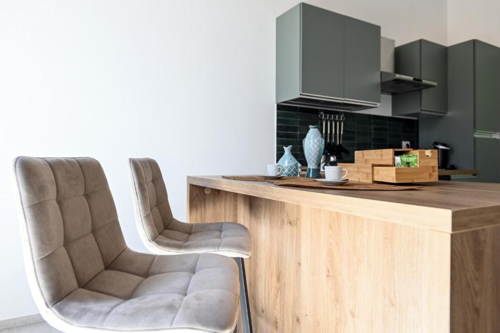 ビシェーリエにあるL'albero della vitaの台所のカウンターの横に座る椅子2脚