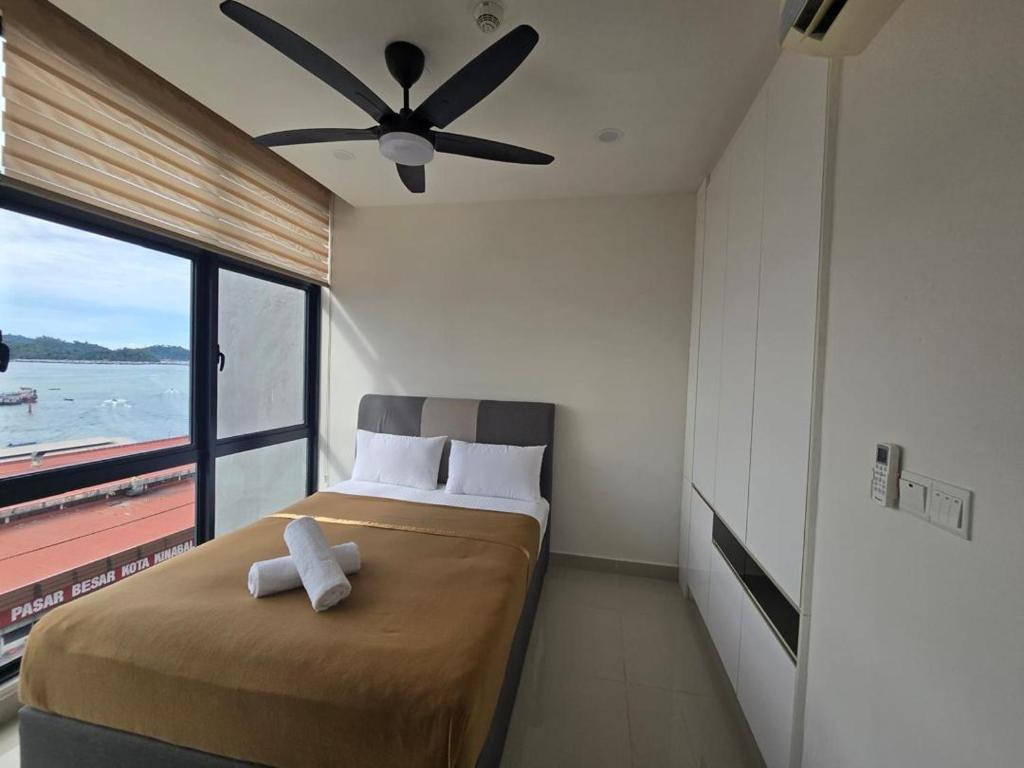 Una cama o camas en una habitación de The shore by seffa