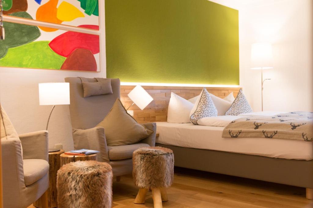 Postel nebo postele na pokoji v ubytování Romantik Hotel Hirschen