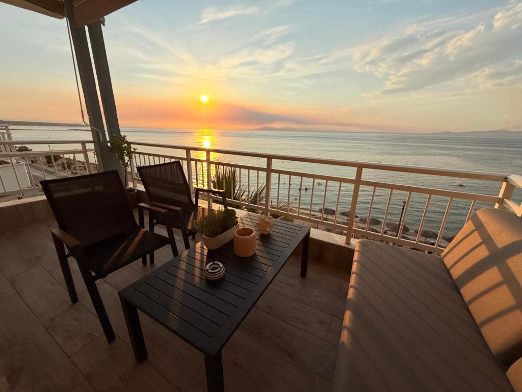 a balcony with a table and chairs and the ocean at Casa di Sále in Perea