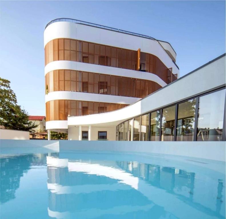 Bazén v ubytování Apartament Baltic Waves Resort Międzyzdroje nebo v jeho okolí