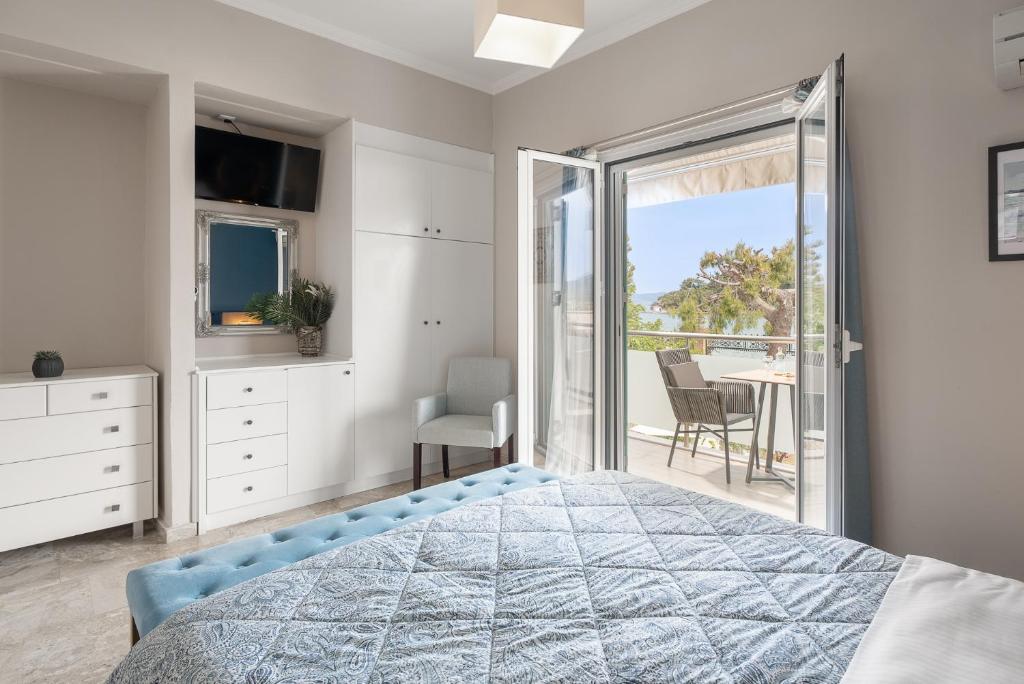 Captain's Seafront Apartments - 13