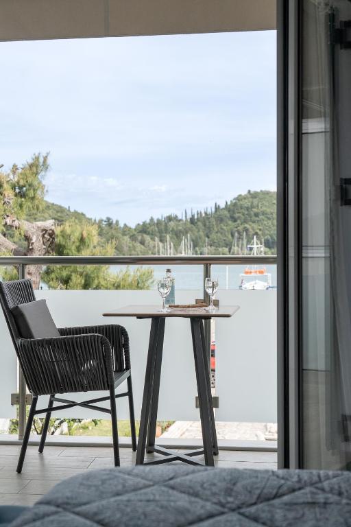 Captain's Seafront Apartments - 16