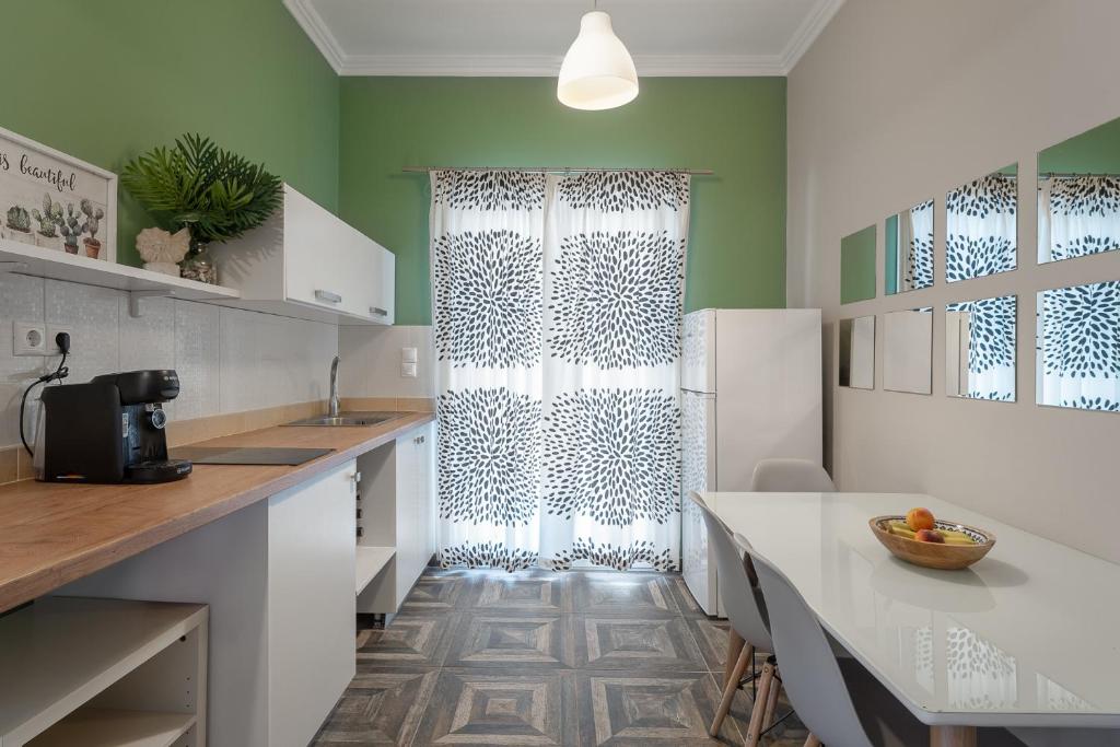 Captain's Seafront Apartments - 19