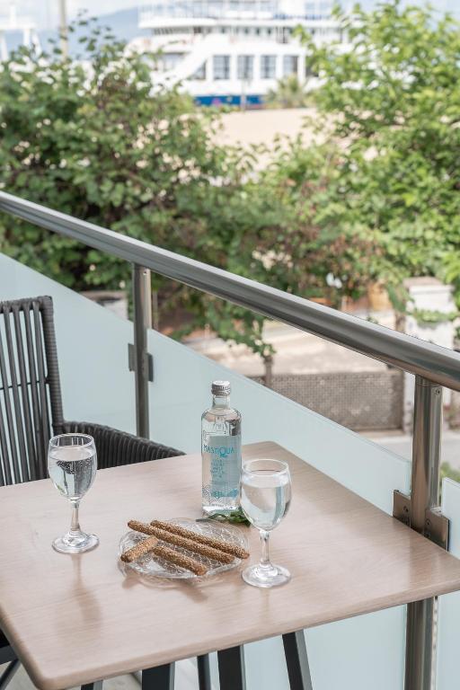 Captain's Seafront Apartments - 17