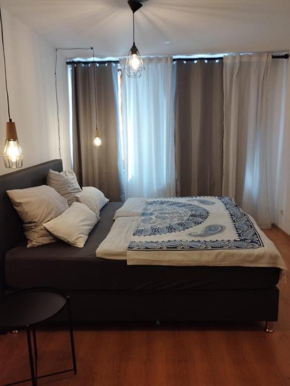 a bedroom with a large bed with pillows on it at Ferienwohnung am Markt in Kirchberg