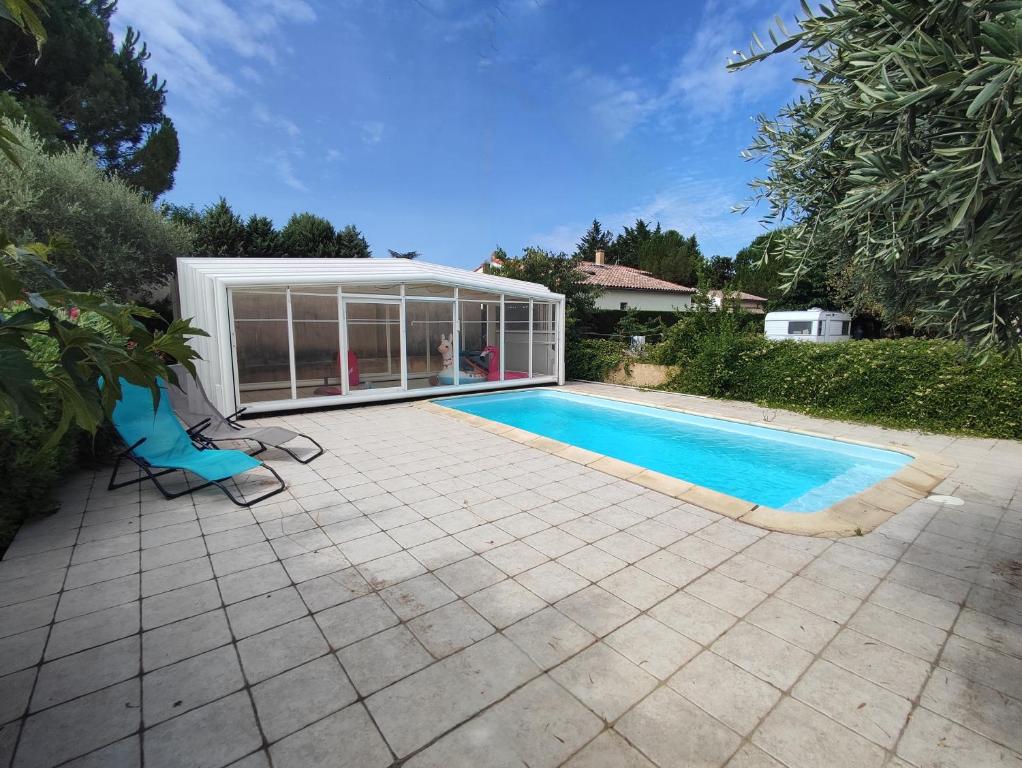 - une piscine avec un kiosque à côté d'une maison dans l'établissement Charmante villa proche Uzès, à Saint-Quentin-la-Poterie