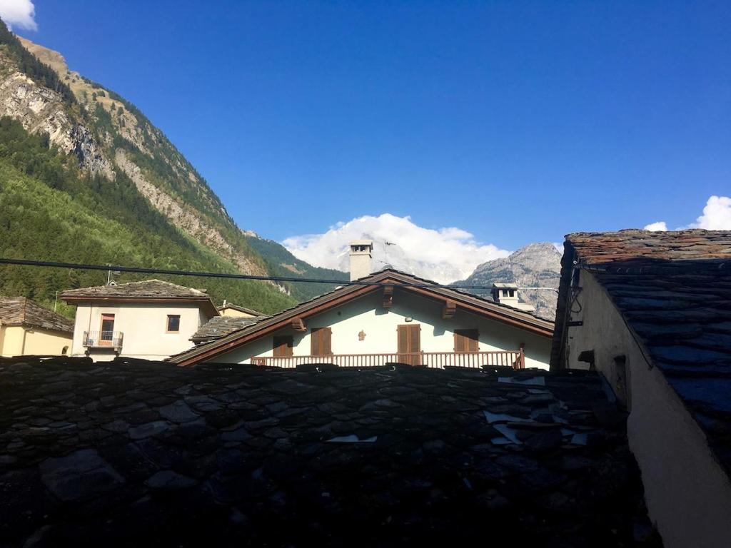a view of a house with mountains in the background at Appartamento Pré-Saint-Didier, terme in Pré-Saint-Didier