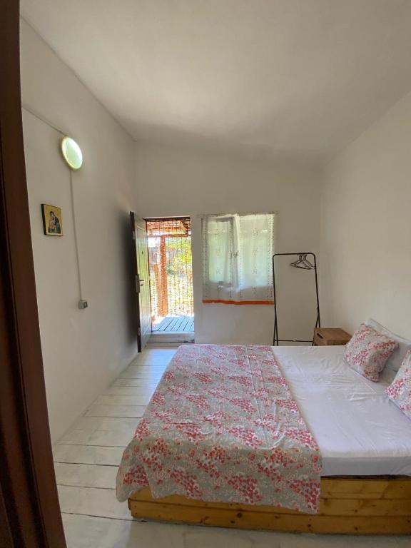 a bedroom with a bed with a red blanket on it at La Valentina si Gabriel in Vadu