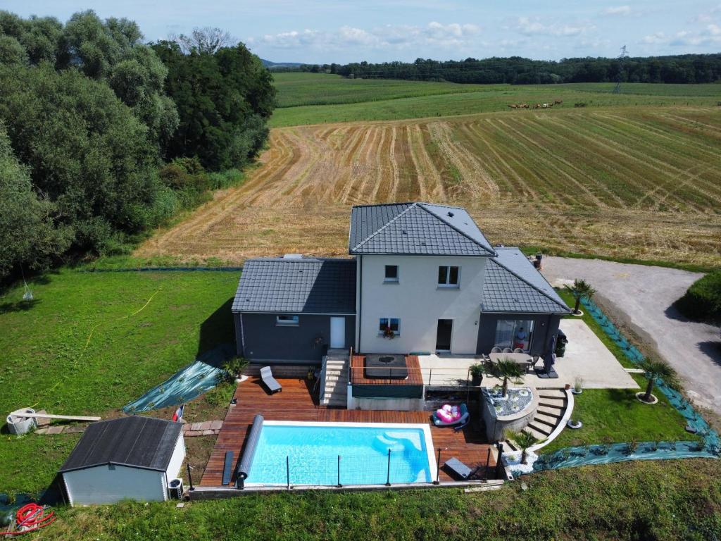 an aerial view of a house with a swimming pool at Villa au calme suréquipée 3 ch 9p maxi in Flainval