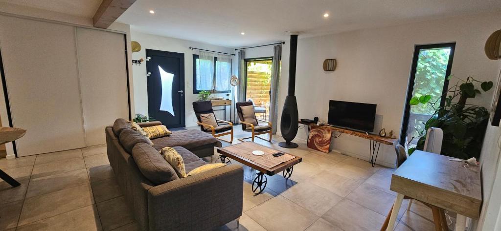 un salon avec un canapé et une table dans l'établissement ANAHATA Appartement-Maison, à Saint-Paul-de-Vence