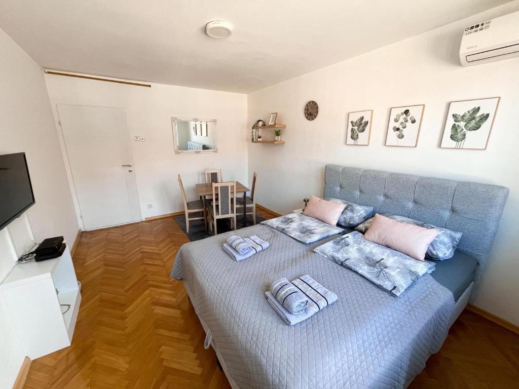 une chambre avec un lit bleu avec deux oreillers dessus dans l'établissement Nejra, à Sarajevo