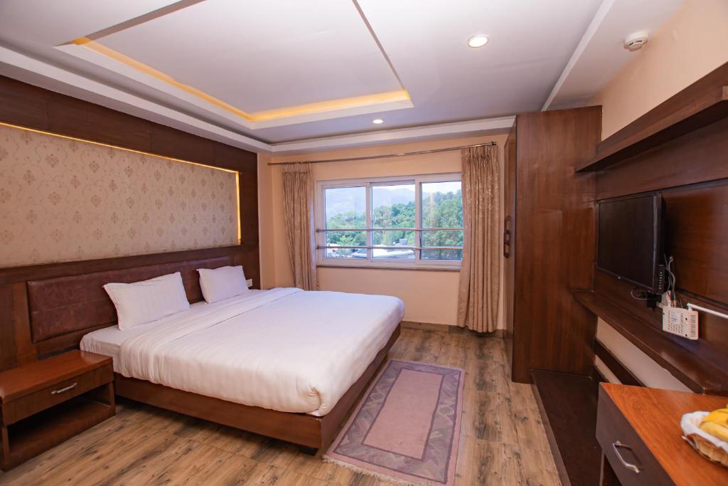 Postel nebo postele na pokoji v ubytování Hotel Yellow Pagoda Pokhara