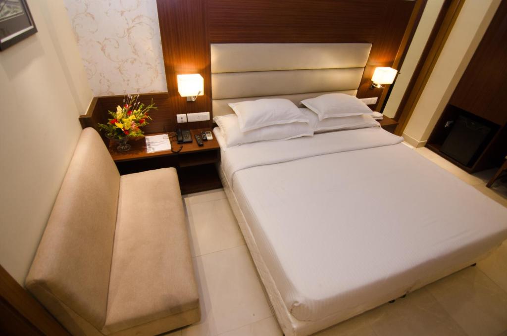 Postel nebo postele na pokoji v ubytování Aura hotel