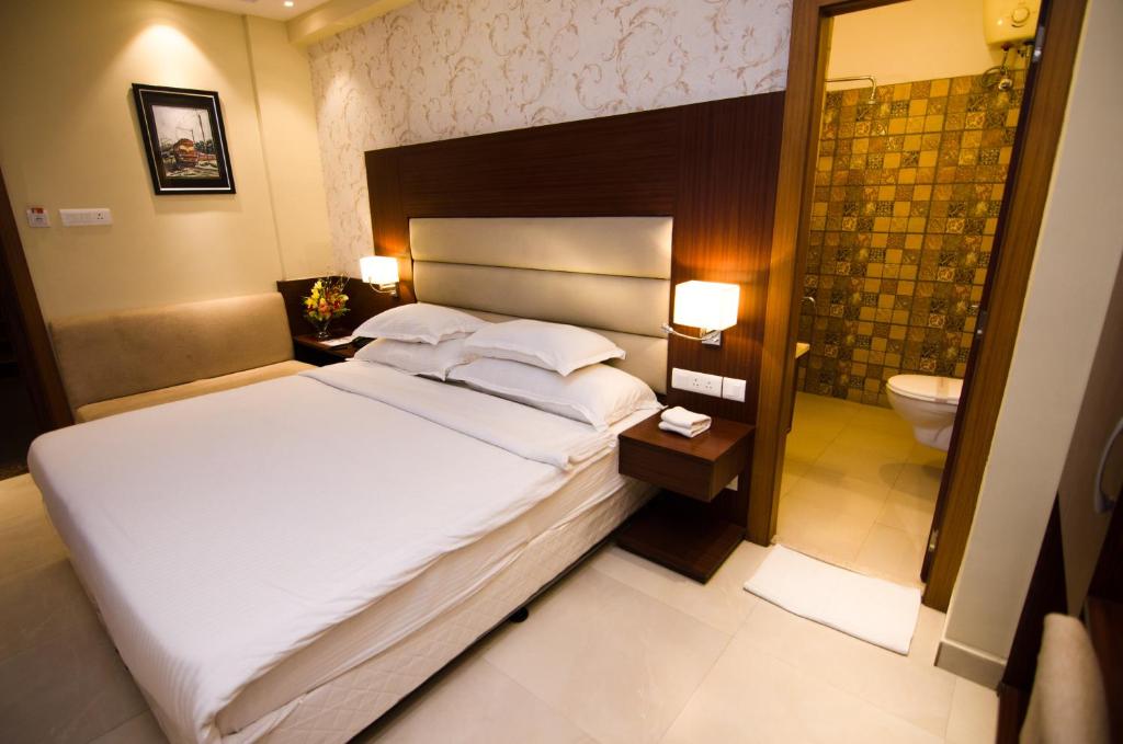 Postel nebo postele na pokoji v ubytování Aura hotel