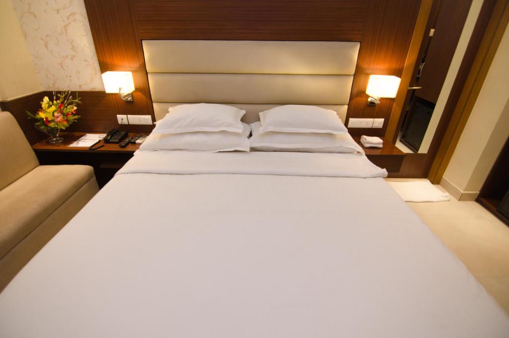 Postel nebo postele na pokoji v ubytování Aura hotel