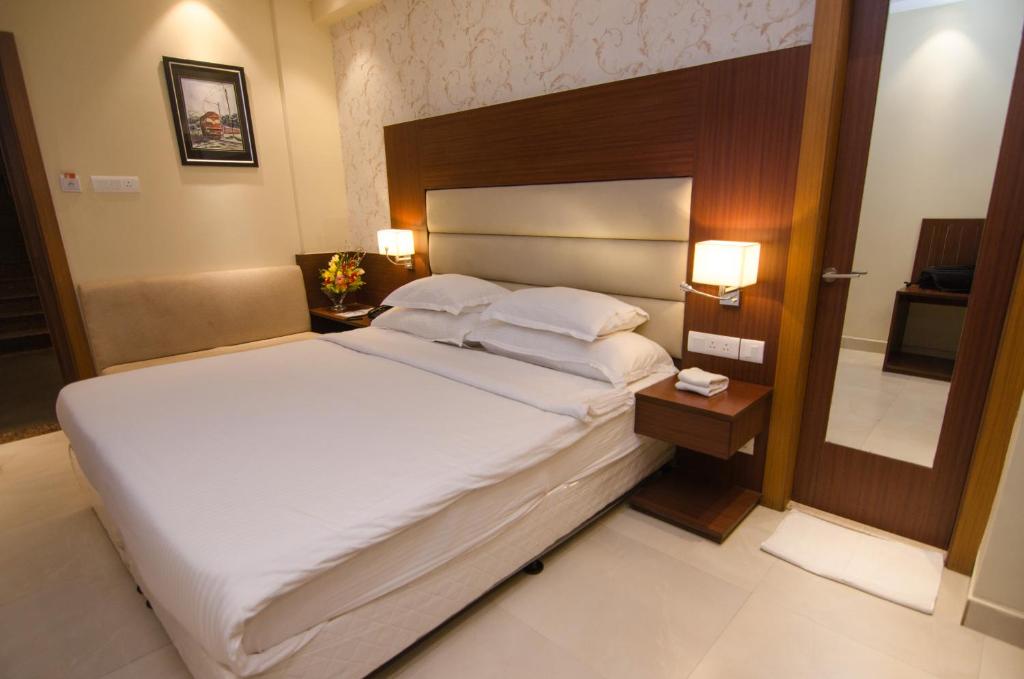 Postel nebo postele na pokoji v ubytování Aura hotel