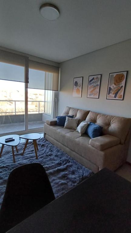 a living room with a couch and a table at Parque Suite Nqn - 1 dormitorio in Neuquén