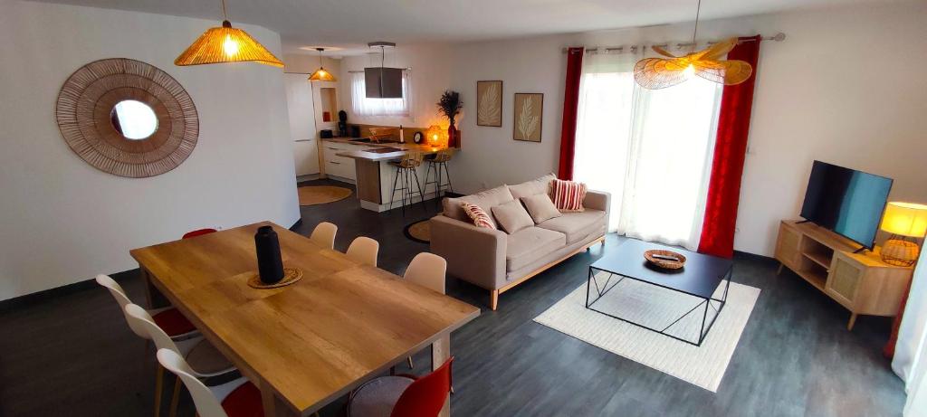 un salon avec un canapé et une table dans l'établissement Entre océan, lacs et forêts, à Parentis-en-Born