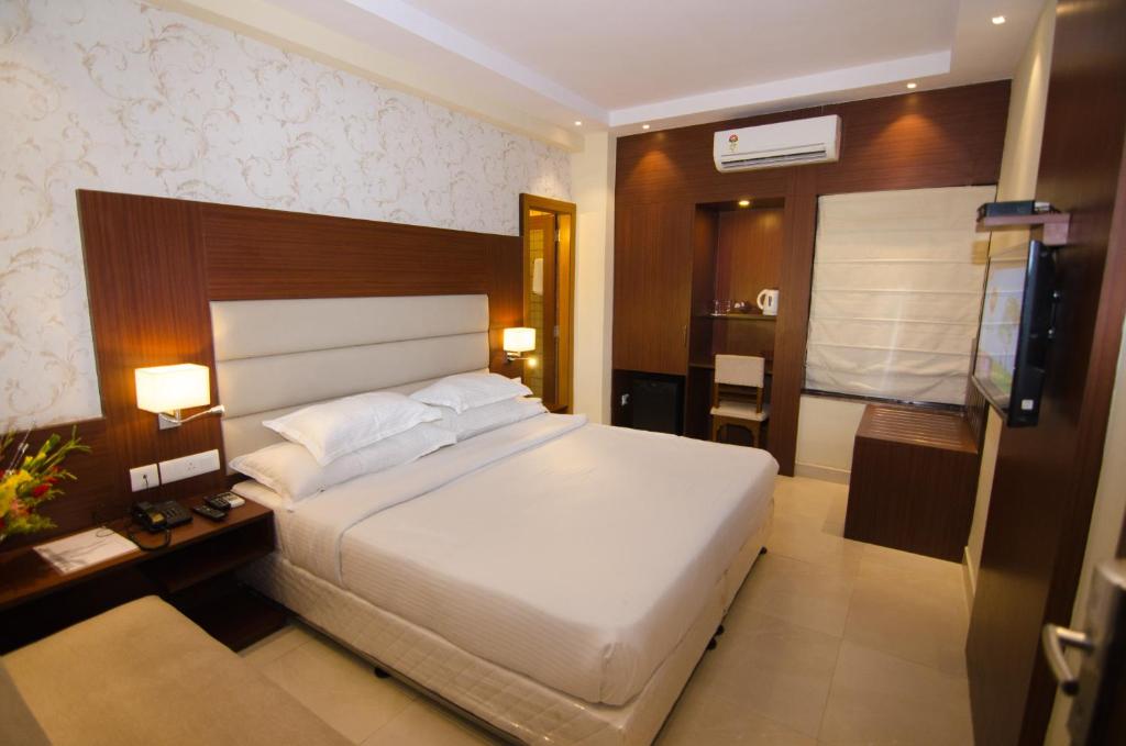 Postel nebo postele na pokoji v ubytování Aura hotel