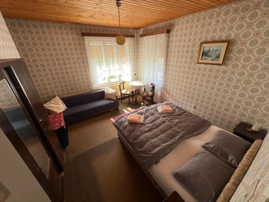 ein Schlafzimmer mit Bett und ein Wohnzimmer in der Unterkunft Apartma Prisojnik in Kranjska Gora