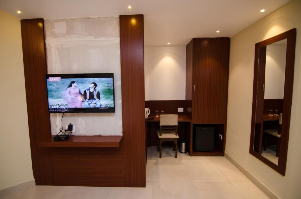 TV a/nebo společenská místnost v ubytování Aura hotel
