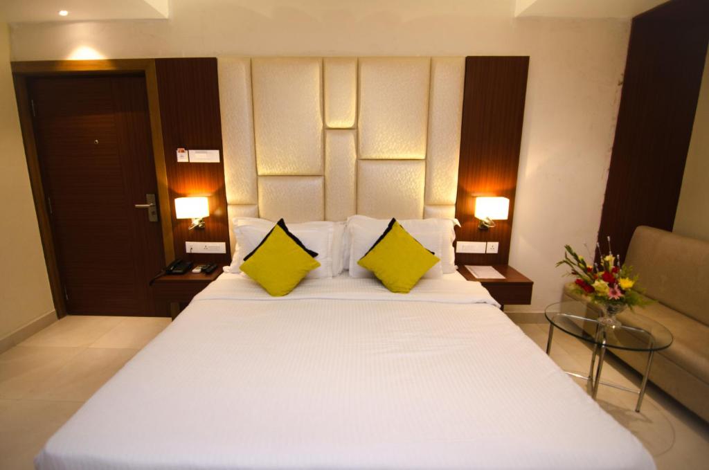 Postel nebo postele na pokoji v ubytování Aura hotel
