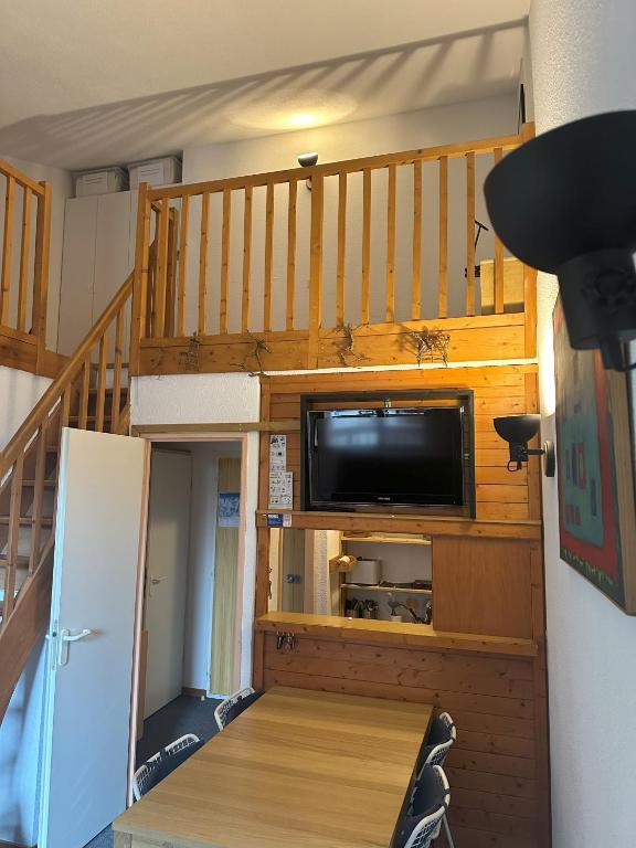 un escalier avec une télévision à écran plat dans une maison dans l'établissement Au pied des pistes, à Tignes