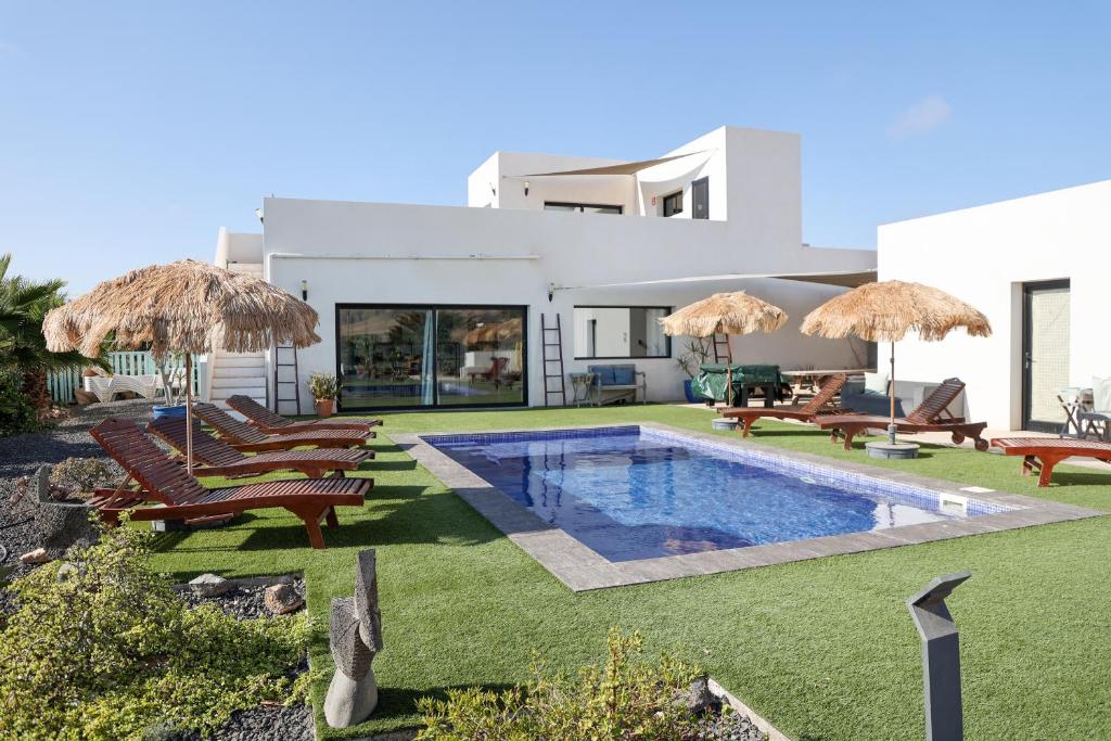 Bazén v ubytování Villa Koa - Riders Surf n Bike nebo v jeho okolí