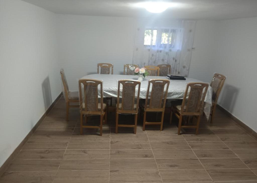 una sala da pranzo con tavolo e sedie di Ivan's House Cornereva a Cornereva