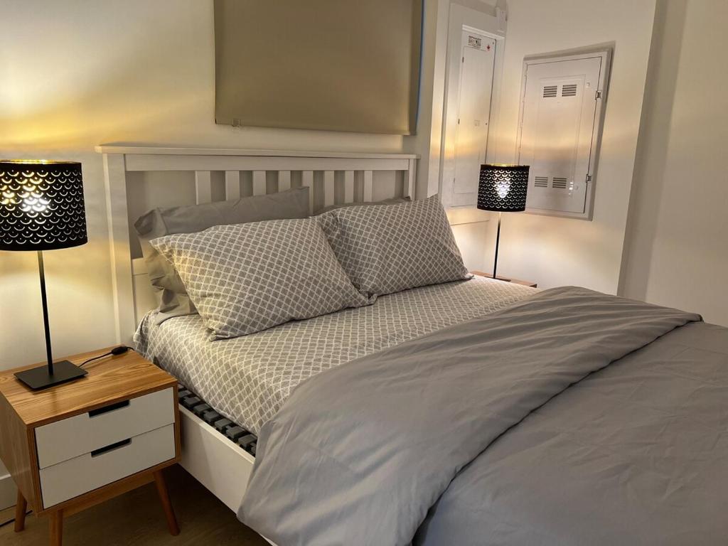 Postel nebo postele na pokoji v ubytování Modern 2bd suite near Langley Events Centre