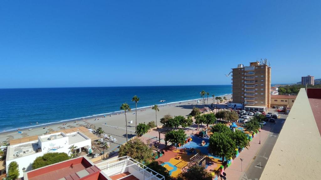 an aerial view of a beach and the ocean at Apartamento Sabimar Playa in San Luis de Sabinillas