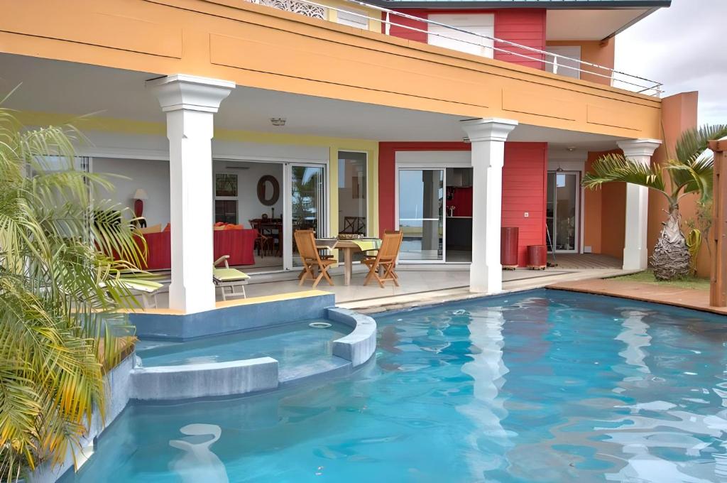 une piscine devant une maison dans l'établissement Villa Stella Australis 4 étoiles, à Petite Île