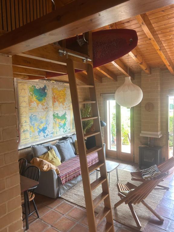 sala de estar con sofá y mapa en Cozy apt Alfambras Aljezur CASA C, en Bicas