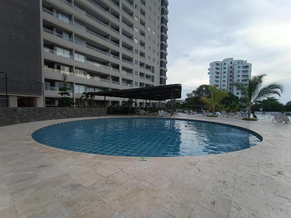 Simón BolivarにあるApartamento Santa Marta Sector Don Jacaの建物の前の大きなプール