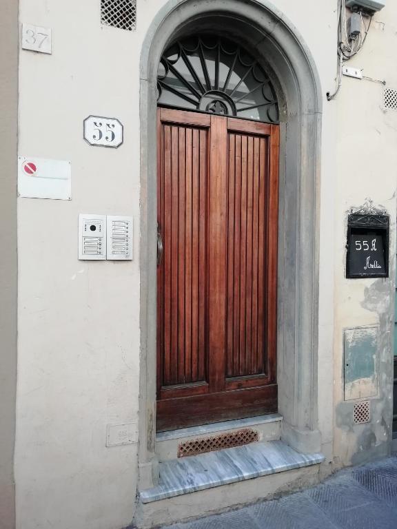 Hotel La Divina Dimora, a wooden door on the side of a building at La Divina Dimora in Florence