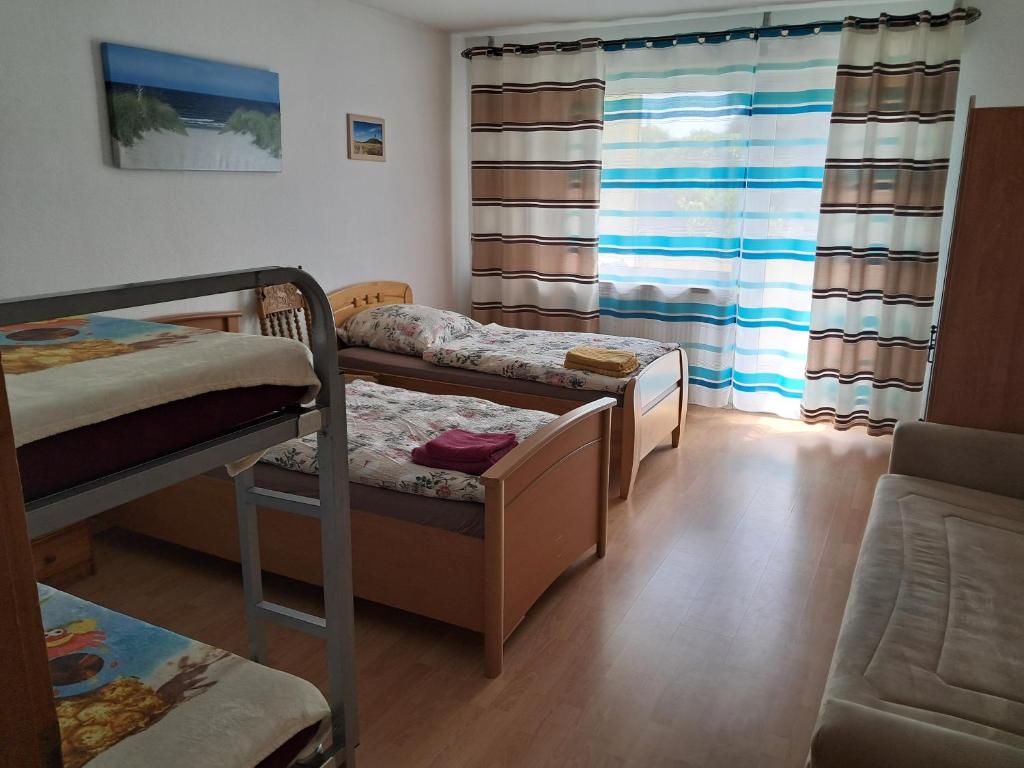 a room with two bunk beds and a window at Ferienwohnung Julechka in Bremerhaven