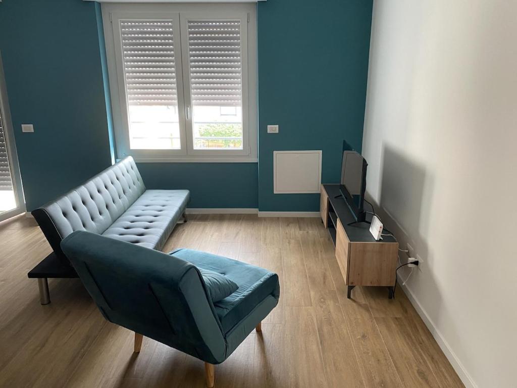 a living room with a couch and a tv at Grande Appartamento familiare - 3 camere 3 bagni - P1 in Cantù