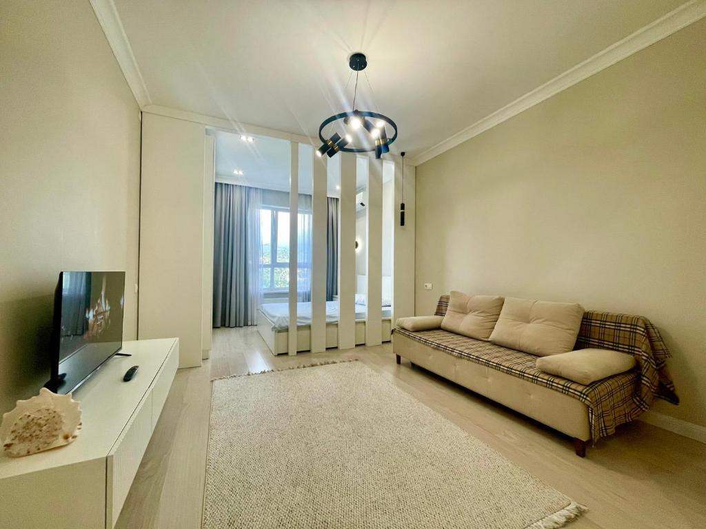 Televisyen dan/atau pusat hiburan di Cozy Apartment, Central - Gorky Park View and Balcony