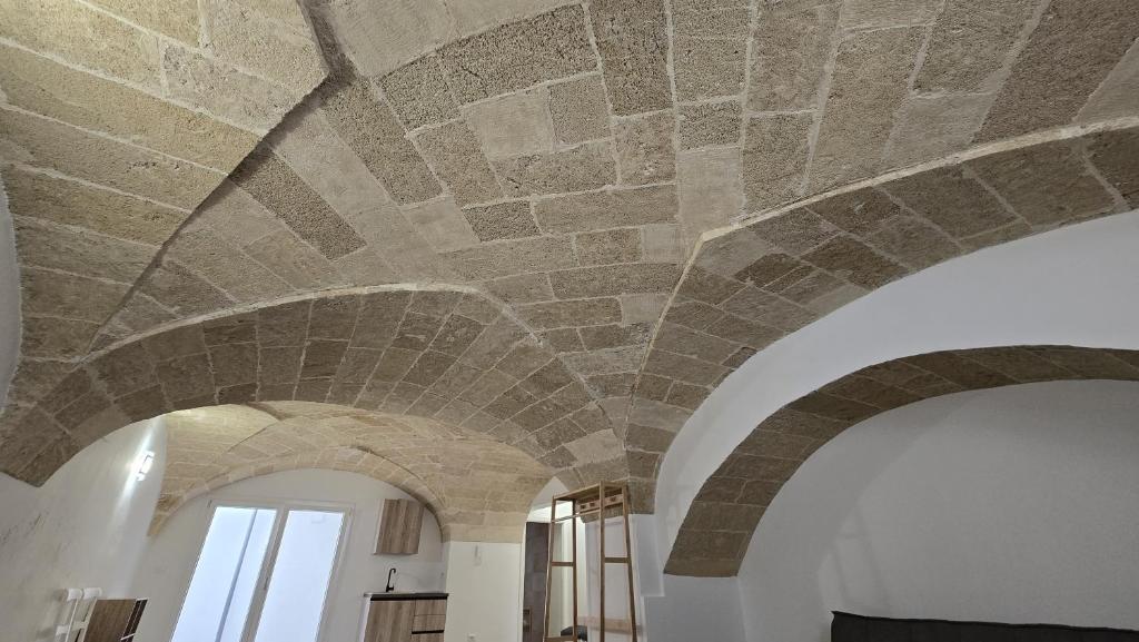 a stone ceiling in a room with arches at Le Volte di Dante in Parabita