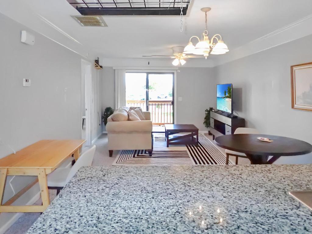 ein Wohnzimmer mit Sofa und Tisch in der Unterkunft Recreation Central ILM in Wilmington