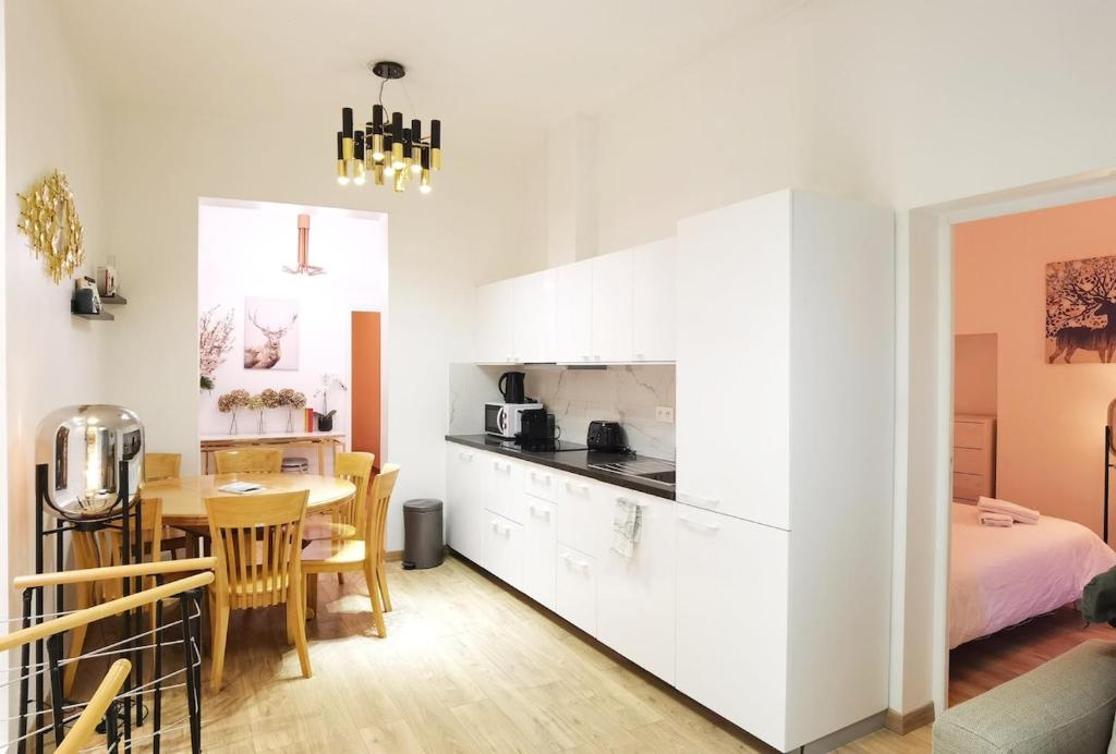 Le Marais Sunshine Apt 5 bdrs 3 mins to metro N3-10