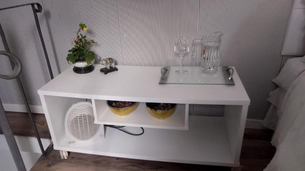 einen weißen Tisch mit einem Waschbecken im Zimmer in der Unterkunft Chalé Luxuoso de Hospedes in Teresópolis