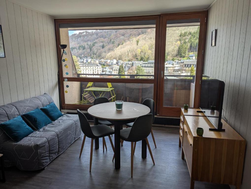 Ruang duduk di Appartement 5 personnes avec garage, balcon et belle vue
