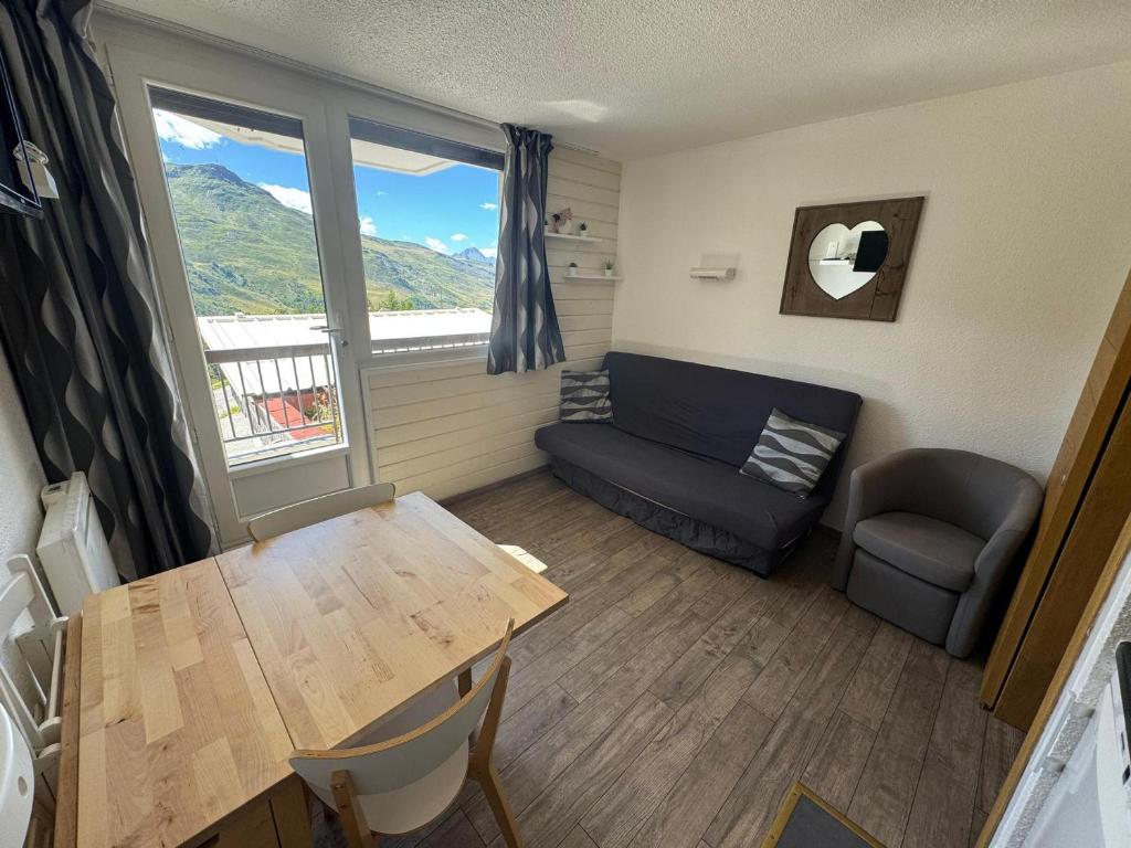 un salon avec un canapé et une table dans l'établissement Charmant studio aux Ménuires, proche des pistes, équipé pour 3 personnes avec balcon nord-ouest - FR-1-452-173, aux Menuires