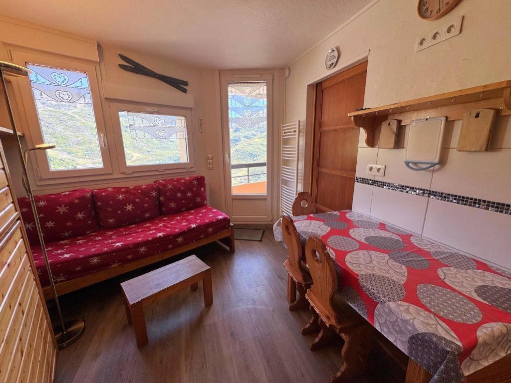 un salon avec un canapé rouge et une table dans l'établissement Appartement Confort 4 Pers., Balcon Sud-Ouest, Reberty 1850, Proche Pistes et Commerces - FR-1-452-261, aux Menuires
